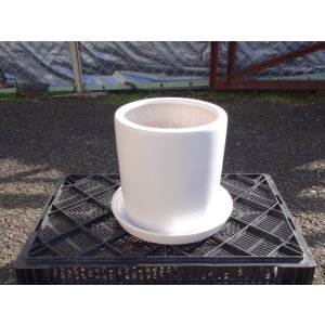 画像1: モダンWY13 白マット釉 受け皿付き8号